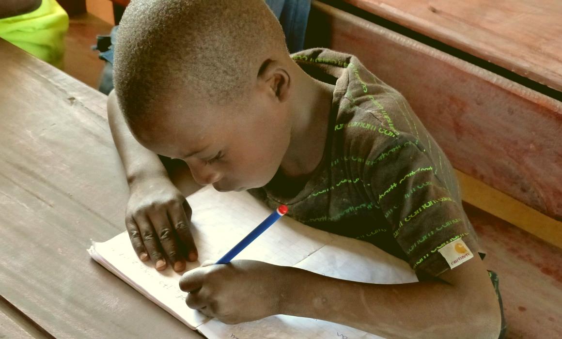 Asistir a la escuela, un reto en Guinea.